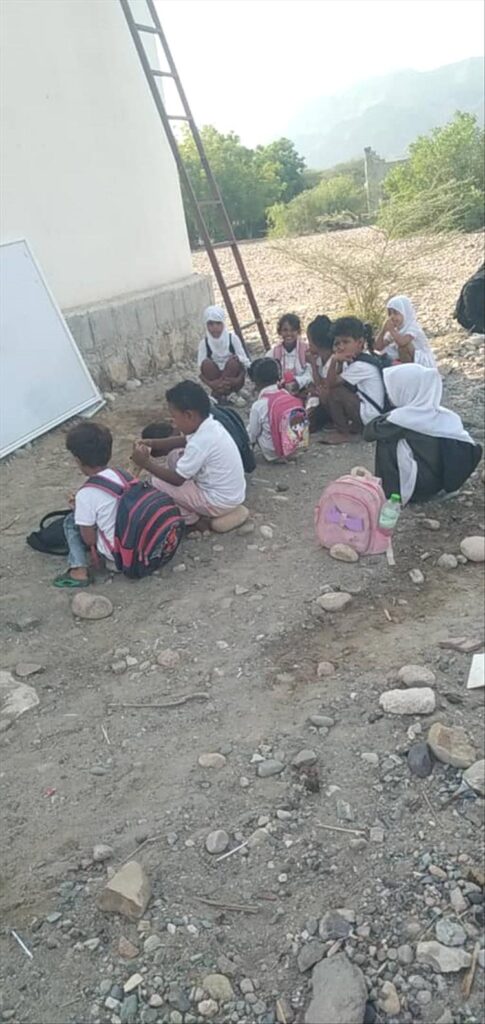 أبين .. الشيخ هزاع العمري يزور مدرسة أمجبلة ويقف على معاناة الطلاب