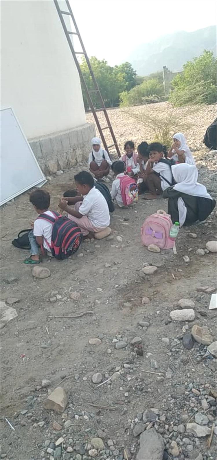 أبين .. الشيخ هزاع العمري يزور مدرسة أمجبلة ويقف على معاناة الطلاب