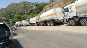 اخبار وردت الآن – سائقي الشاحنات يكشفون عن الأعباء المالية.. نقاط تفتيش عسكرية في القبيطة بلحج تستنزف مواردهم