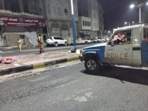 اخبار وردت الآن – شرطة تعز تُسلم ثلاثة مشتبه بهم في قضية مقتل شاب للنيابة السنةة