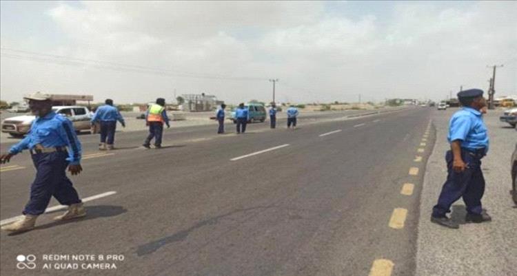 لحج.. شرطة المرور تطلق حملة واسعة لإزالة العاكسات وضبط المخالفين