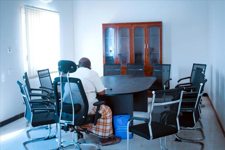 مدير هيئة المصائد السمكية في بروم ميفع يتفقد مشروع تأثيت موقع الانزال السمكي بمنطقة حصيحصة