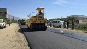 اخبار وردت الآن – مواصلة أعمال رصف سوق مودية في إطار المرحلة الثانية من تطوير الطريق الدولي أبين.