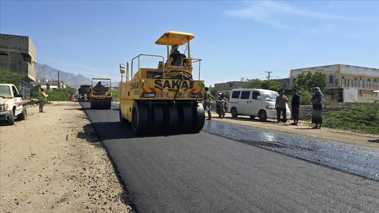 استمرار سفلتة سوق مودية ضمن المرحلة الثانية من تأهيل خط أبين الدولي