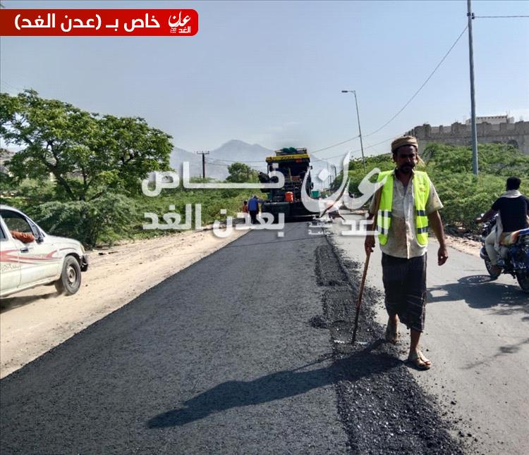 استمرار أعمال سفلتة سوق مودية لليوم الثاني ضمن المرحلة الثانية من تأهيل خط أبين الدولي