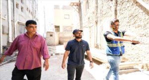 عدن اليوم – مدير صيرة يشرف على ترميم المنازل التاريخية في الميدان ويؤكد على أهمية الحفاظ على الهوية الثقافية