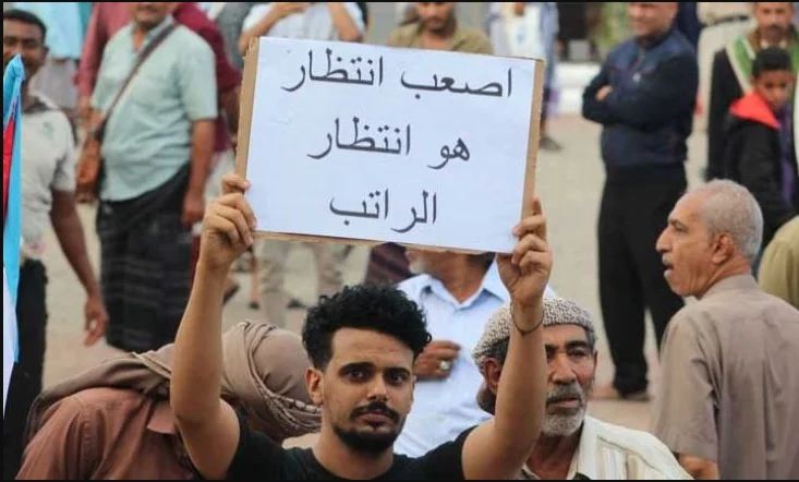 عدن تأخر الرواتب للشهر الرابع المواطنين يواجهون صعوبة في تلبية