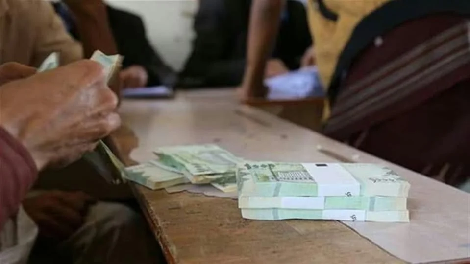 عدن راتب وحيد مستقطع أيضاً أزمة معيشية خانقة تهدد بالانفجار