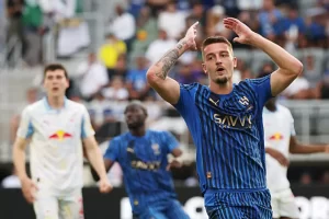 قلق في الهلال.. سافيتش يترك التدريب مستخدمًا العكاز