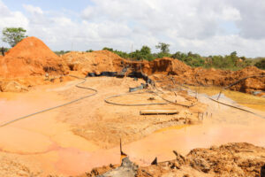 كولومبيا تخطط لشراء الذهب من عمال المناجم الصغار للحد من التجارة غير المشروعة