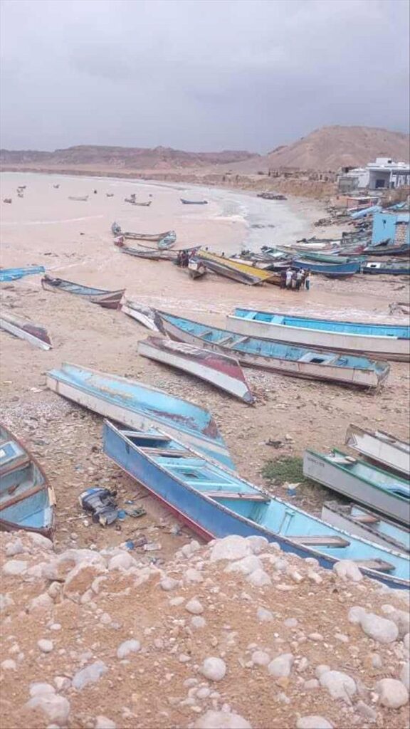 خفر سواحل بحضرموت تنقذ قوارب صيادين جرفتها السيول بمركز إنزال الديس الشرقية