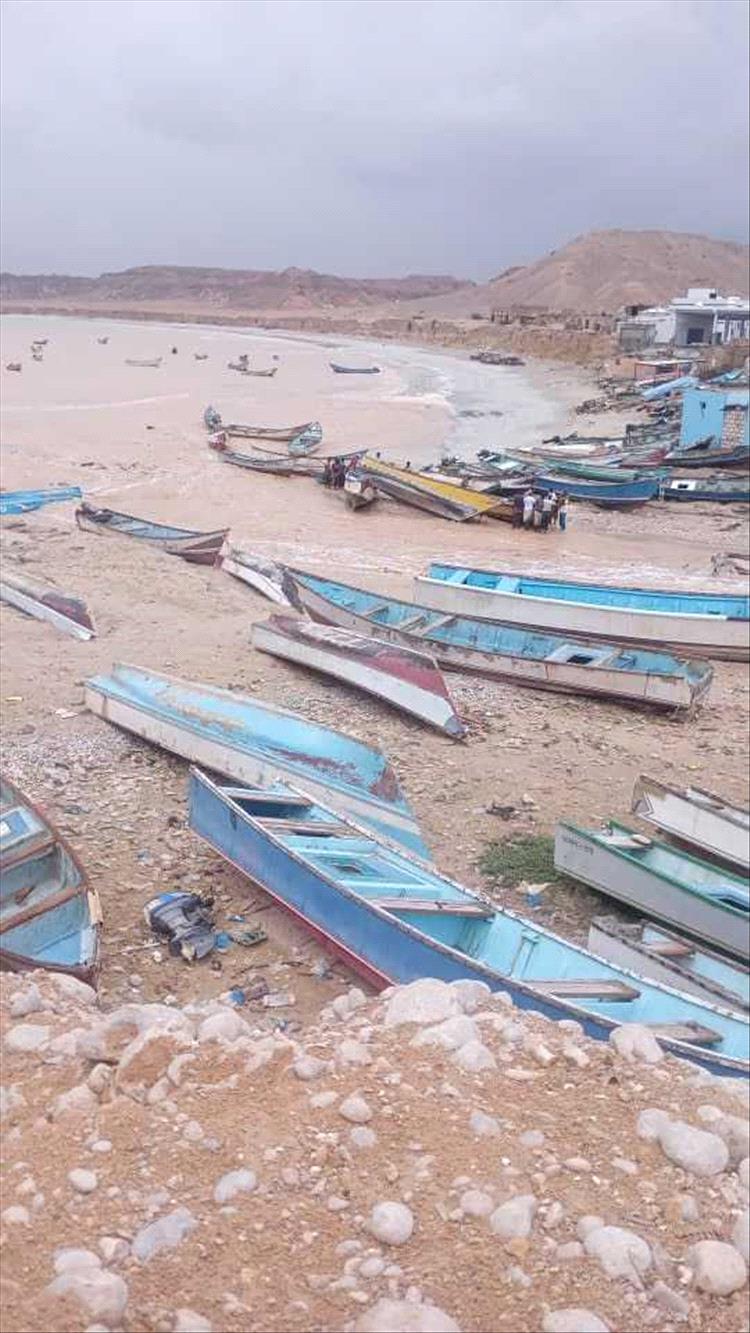 خفر سواحل بحضرموت تنقذ قوارب صيادين جرفتها السيول بمركز إنزال الديس الشرقية