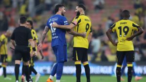 مدى تأثير إصابة نجم الزعيم والفوارق في العقوبات: جدل حول كلاسيكو الاتحاد والهلال!