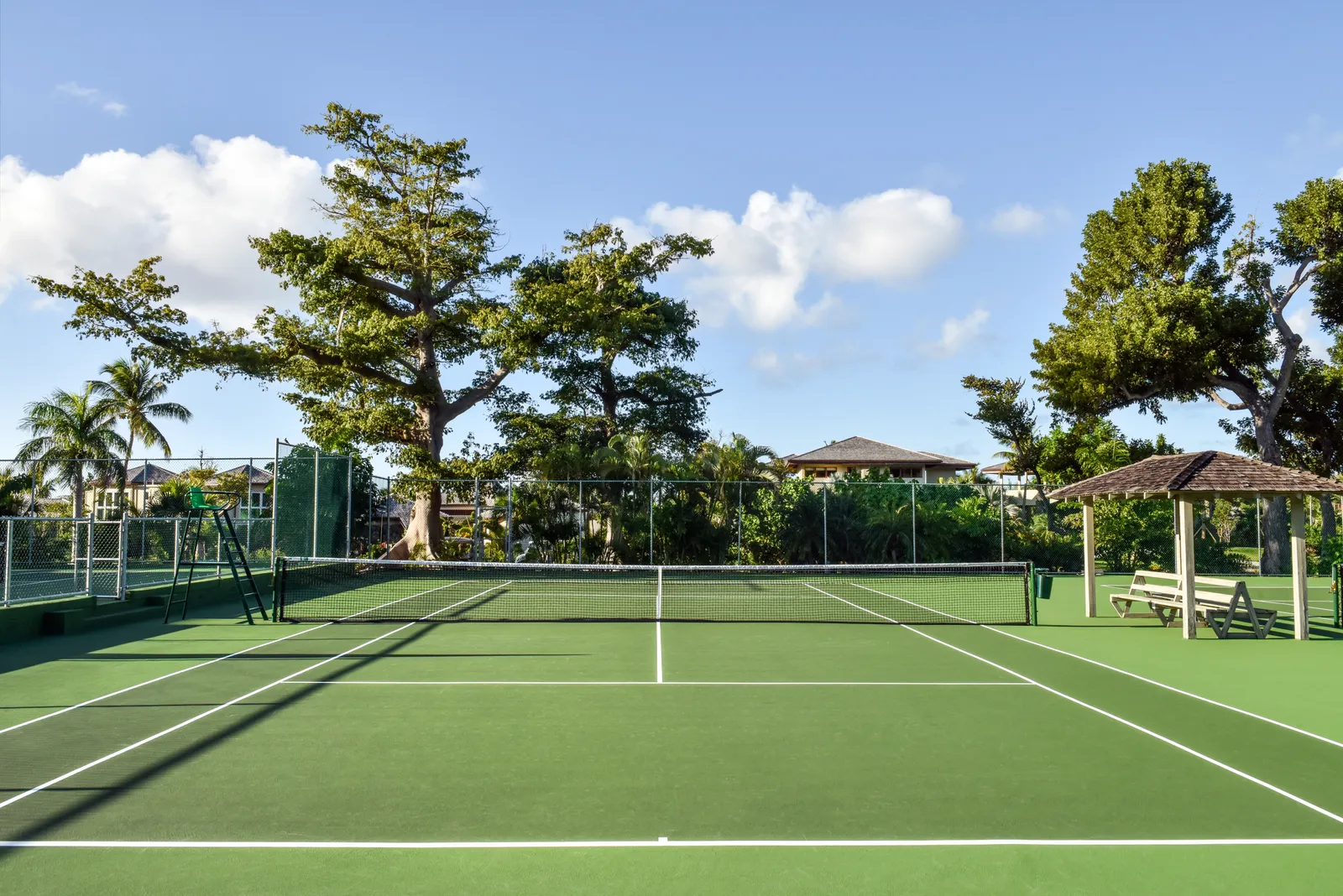 ملعب تنس في فندق