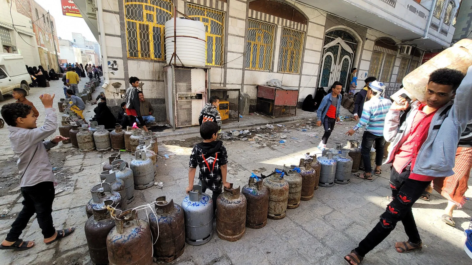 أزمة الغاز في تعز استمرار الفوضى السعرية للشهر الثالث