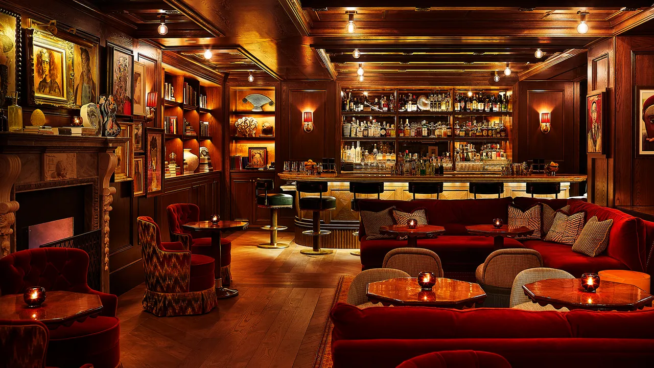 أفضل حانات الفنادق في نيويورك من أماكن المارتيني الكلاسيكية إلى