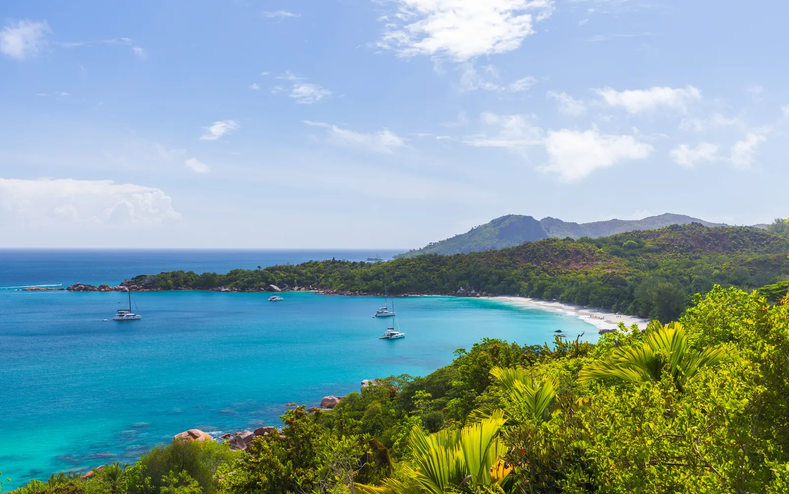 للرحّالة الذين يبحثون عن هروب شتوي مشمس، تتراوح درجات حرارة سيشل الدافئة في المتوسط إلى 80 درجة في ديسمبر.