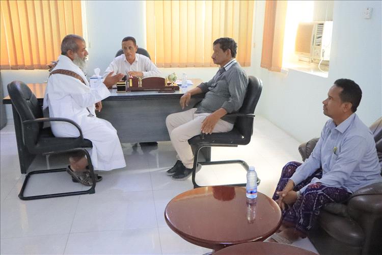 العمودي والصاري يناقشان احتياجات الخدمات الصحية بمديرية زمخ ومنوخ الصحراوية