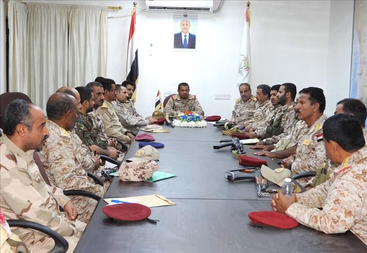 قائد المنطقة السادسة العسكرية اللواء حنتف يعقد اجتماعاً بقيادات الوحدات لمناقشة المستجدات الأمنية