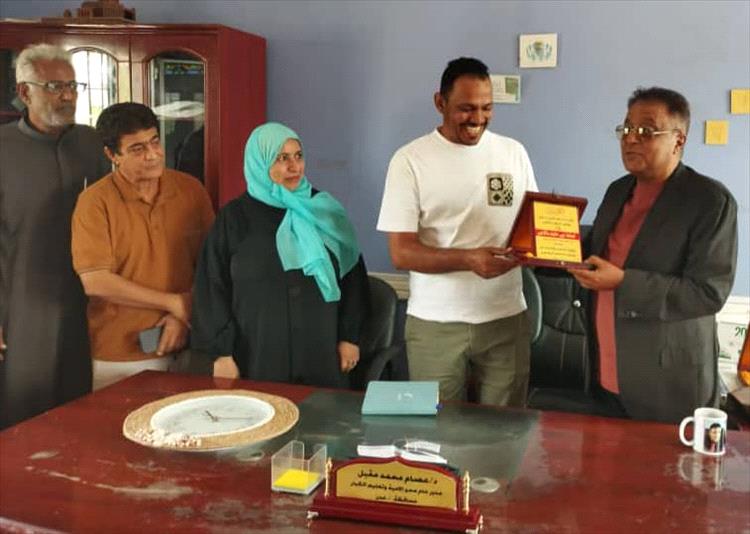 الدكتور عصام المقبلي يكرم أسامة باقاضي ممثل منظمة بيور-هاندز