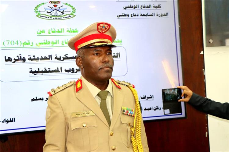 العميد الركن خالد ناصر يسلم ينال