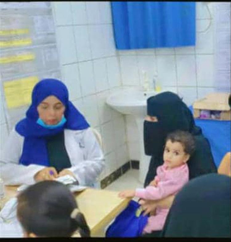 مدير صحة صيرة يواصل معاينة الأطفال في المخيم الطبي المجاني الأول بعدن