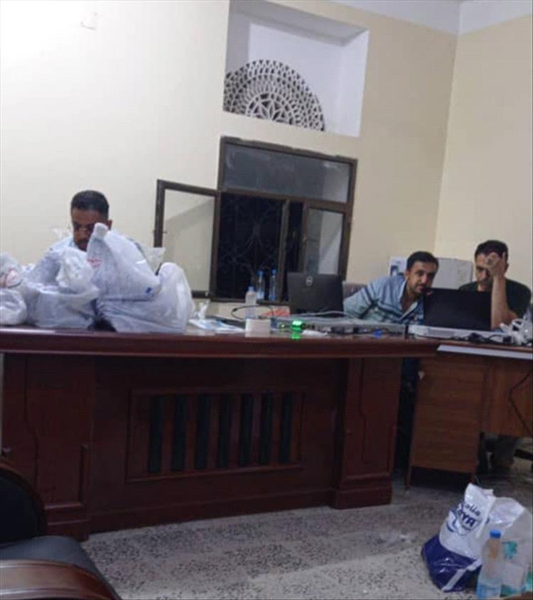 تركيب الأجهزة الكهربائية بفرع الهجرة والجوازات في لودر على قدم وساق