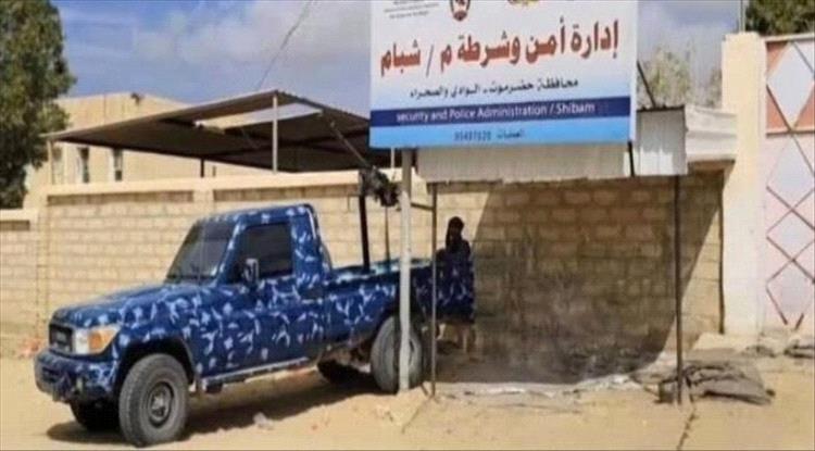 شرطة شبام تضبط ثلاثة متهمين بسرقة دراجة نارية وبرادات مياه