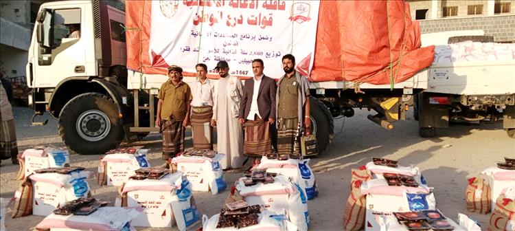 مدير عام ردفان يدشن توزيع السلال الغذائية المقدمة من قوات درع الوطن