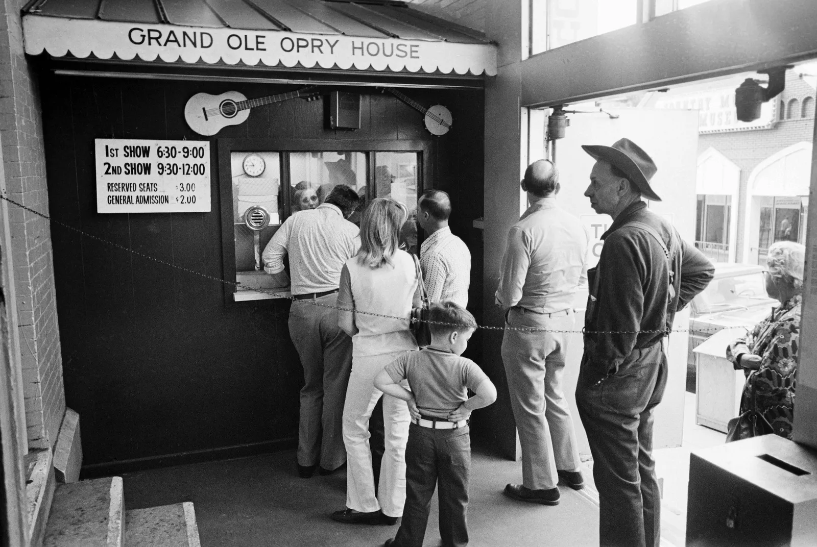 قد تحتوي الصورة على شخص بالغ وطفل وملابس وسروال وجيتار وأداة موسيقية وإكسسوارات وحزام وأحذية