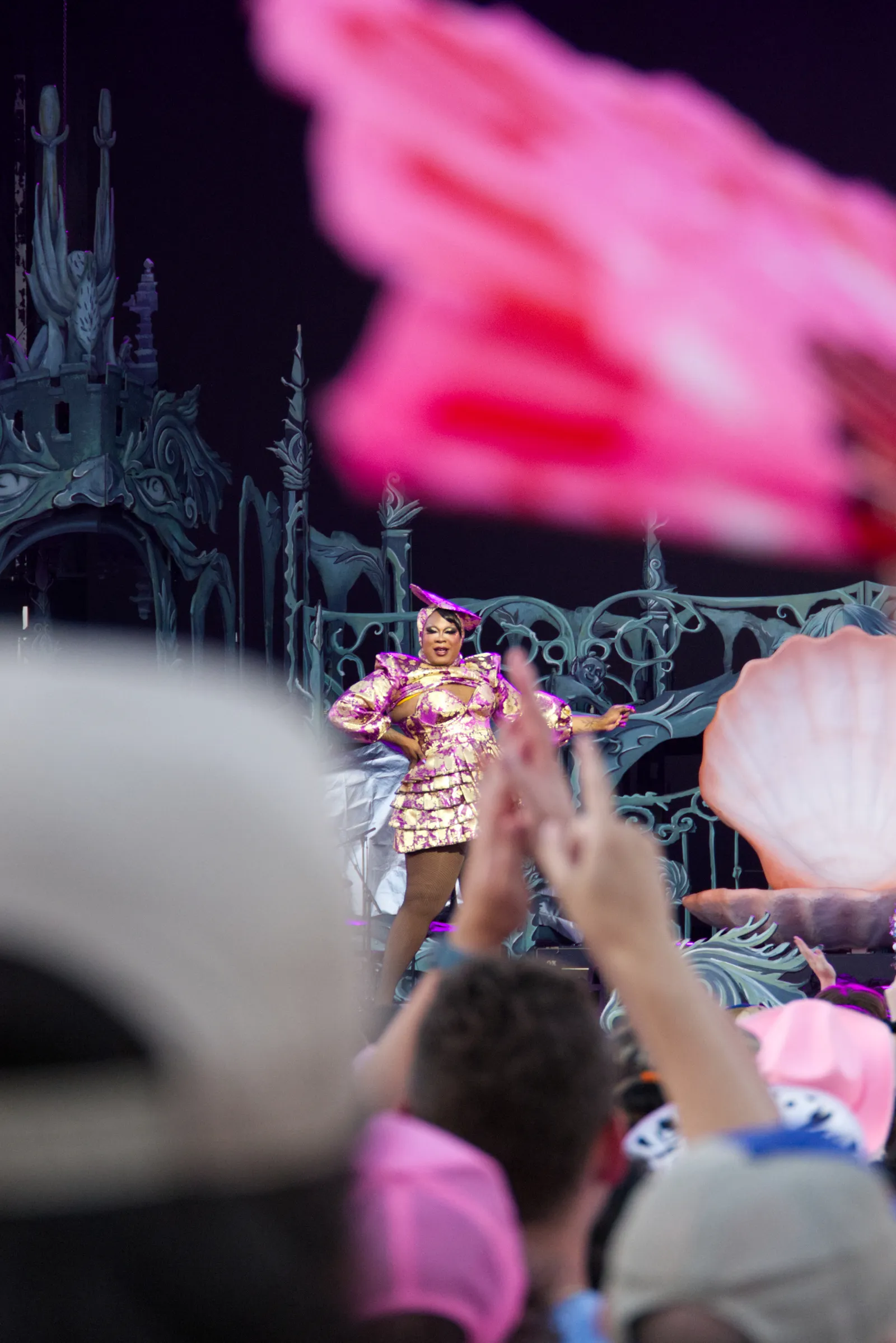 فتحة من مجموعة من ملكات السحب المحلية افتتحت لروان في كلتا الليلتين.