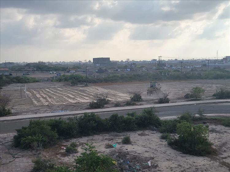 تحسين أرضية ملعب كلية الحقوق بعدن تمهيدًا لاستئناف الأنشطة الطلابية