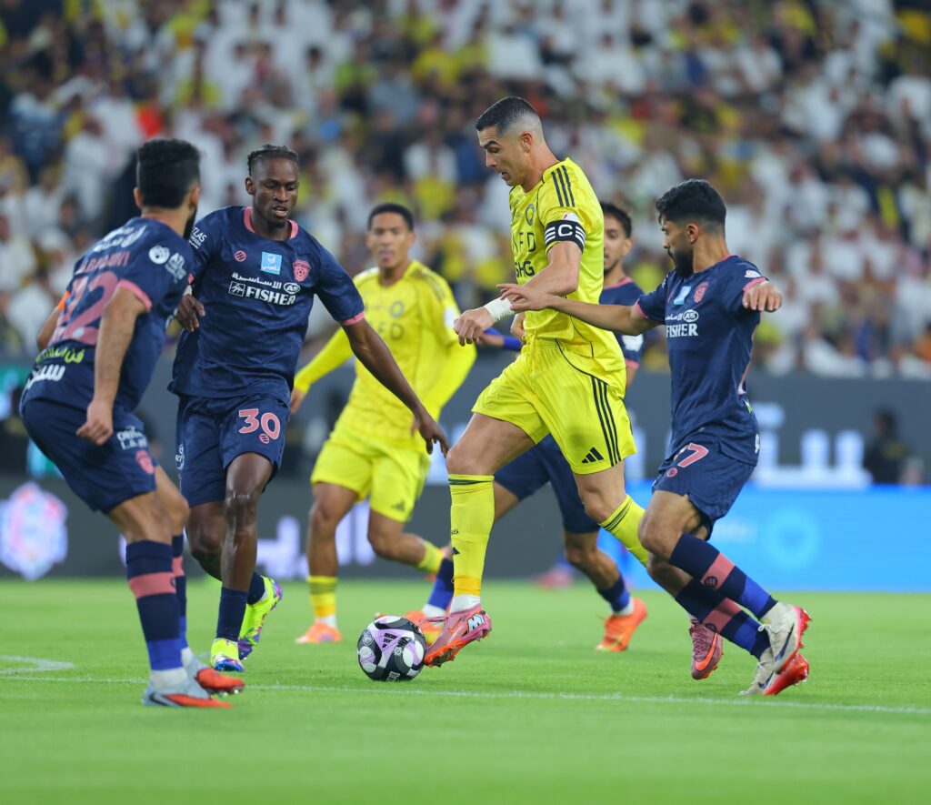 تعليقات ساخرة من نجمي الهلال والأهلي بشأن ركلة جزاء النصر – كورة بريك