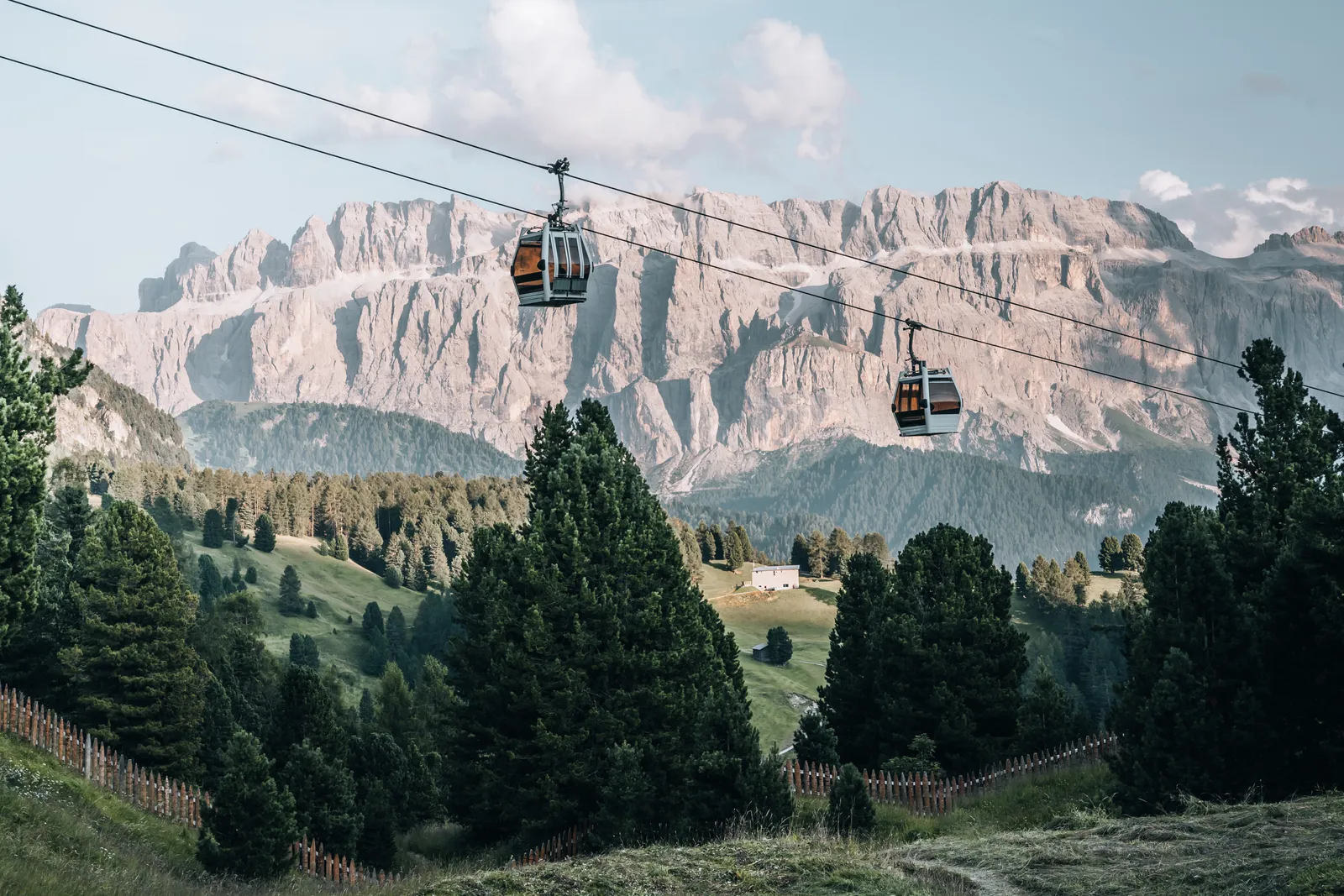 قد تحتوي الصورة على الطبيعة، الهواء الطلق، الثلج، العمارة، المباني، وسائل النقل، المركبات، ومصعد التزلج