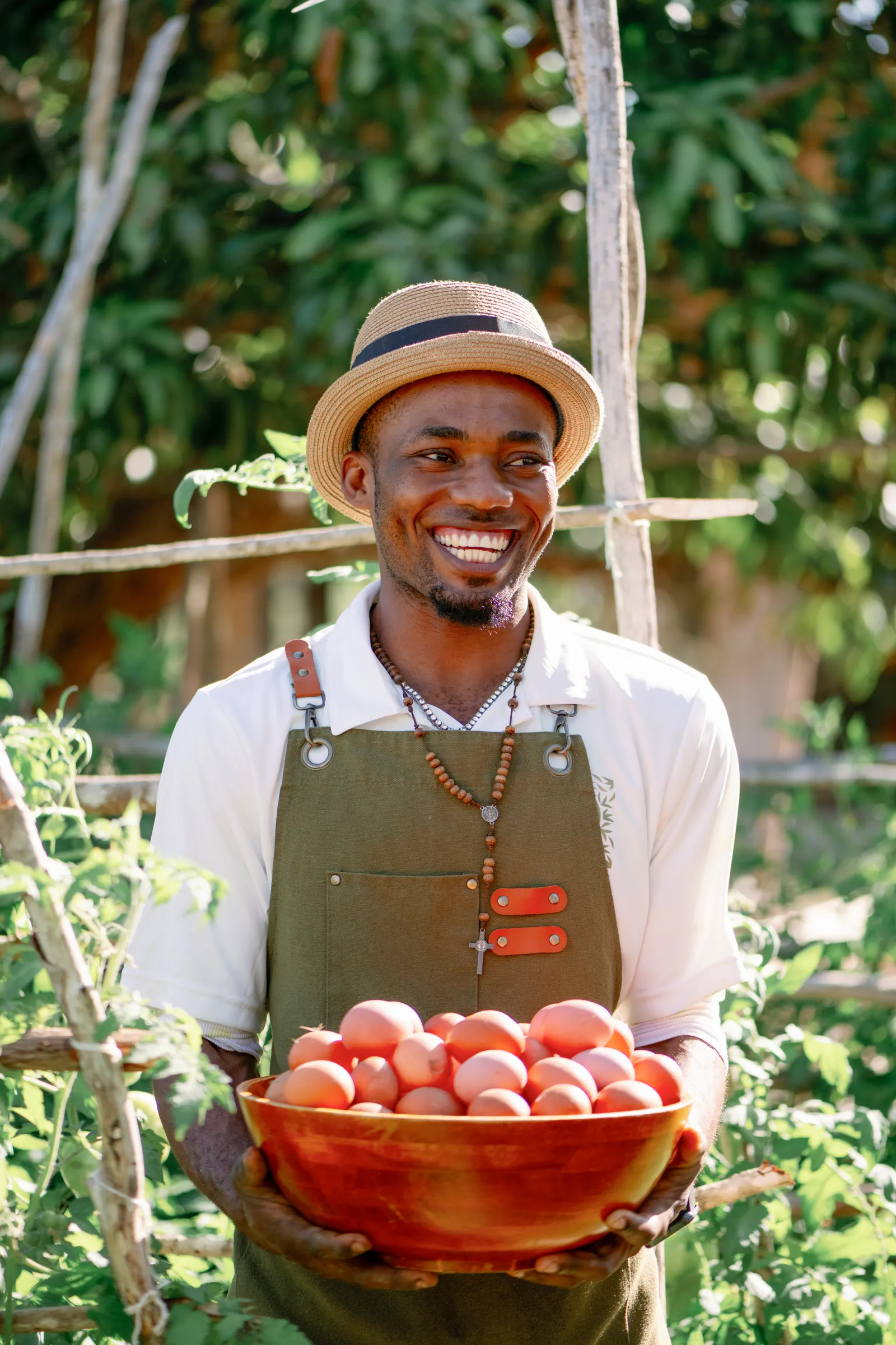 قد تحتوي الصورة على شخص بالغ وجه سعيد رأس ابتسامة نادل إكسسوارات مجوهرات وتاج