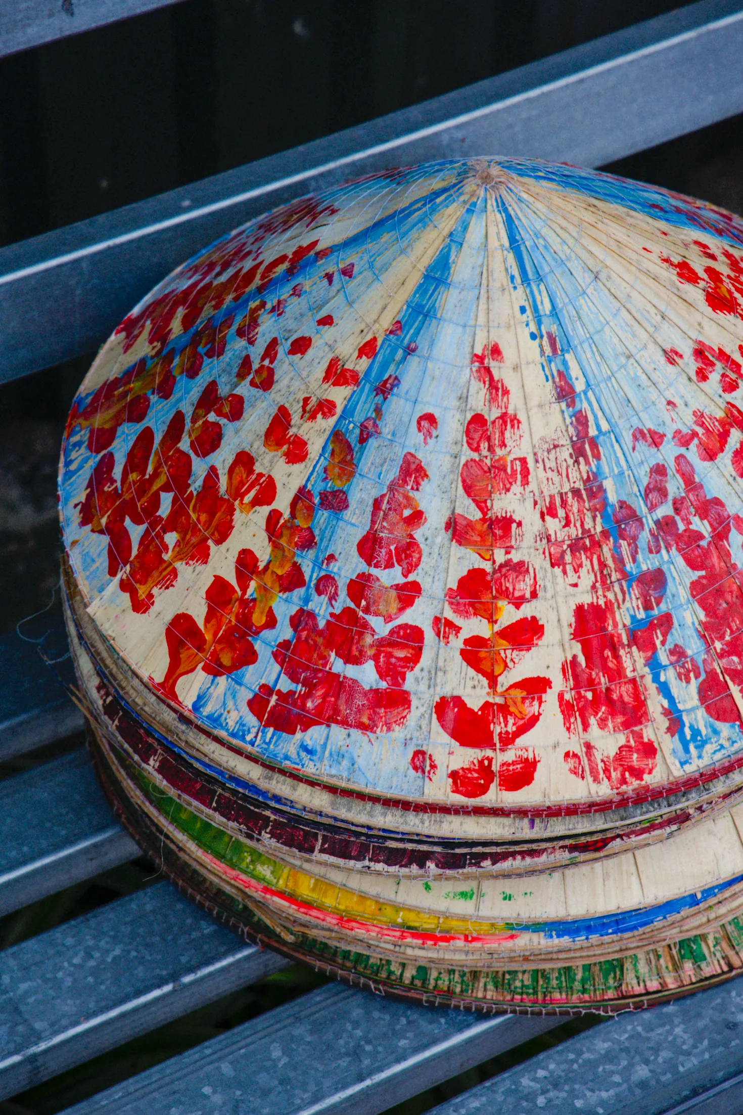 قد تحتوي الصورة على مركبة قارب وإضاءة