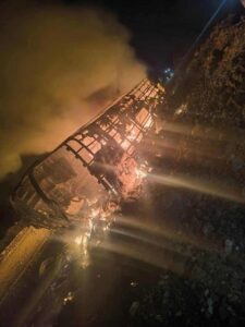 اخبار المناطق – حادث مأساوي في طريق العرقوب بأبين.. اشتعال حافلة نقل جماعي بعد اصطدامها بشيء ما.