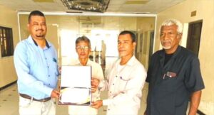 اخبار المناطق – زيارة منتدى أصدقاء الإعلاميين للمؤسسة السنةة للطرق والجسور في ساحل حضرموت