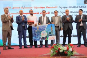 اخبار المناطق – صندوق التنمية ووكيل حضرموت الوادي يكرمان المتميزين من مهندسي النظافة والمبدعين بينهم