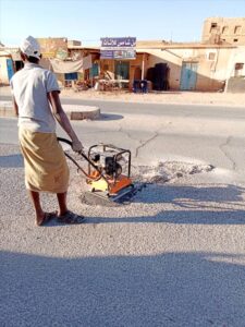 اخبار المناطق – فريق الصيانة في مكتب الأشغال السنةة والطرق بمديرية القطن ينفذ أعمال الردم