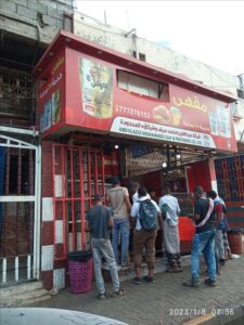 اخبار عدن – إغلاق مطعم معروف في المعلا… والسلطات المحلية تفسر السبب وسكان يعربون عن آرائهم حول القرار