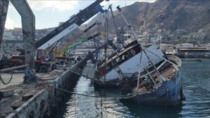 اخبار عدن – استعادة أكبر سفينة غارقة في منطقة ميناء الصيد البحري بعدن