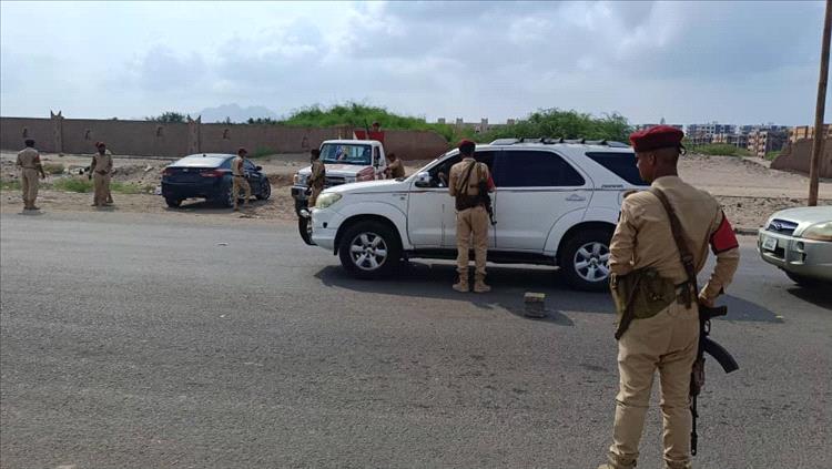 قوات الشرطة العسكرية تلقي القبض على متهم بقتل مواطن في خور عميرة
