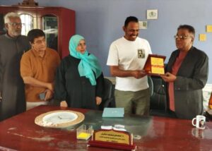 اخبار عدن – الدكتور عصام المقبلي يكرم أسامة باقاضي ممثل منظمة الأيادي النقية “بيور-هاندز” في المدينة