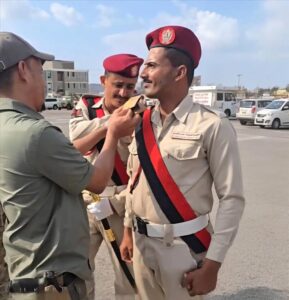 اخبار عدن – العميد نصر المشوشي يكرّم الضباط مراد الحجيلي ومختار يسلم بمناسبة تخرّجهما من الكلية