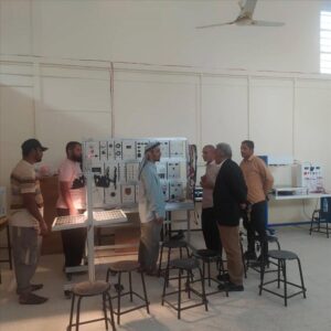 اخبار عدن – المدير السنة لمكتب المنظومة التعليمية الفني يزور مختبر الطاقة المتجددة في المعهد التقني الصناعي