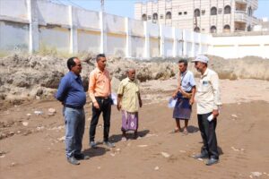 اخبار عدن – المسؤول التنفيذي في خورمكسر يزور مشروع إنشاء فصول جديدة في ثانوية عبدالباري للبنات