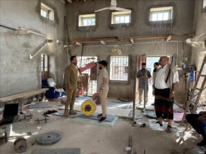 اخبار عدن – المسؤول التنفيذي لمديرية صيرة يقوم بجولة تفقدية لمشروع إعادة تأهيل مبنى نادي التلال الرياضي