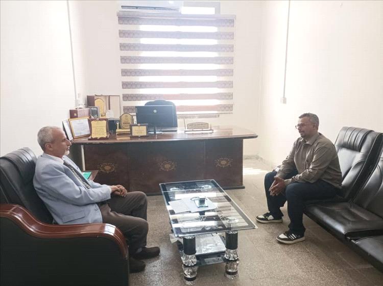 الوكيل الشبحي يلتقي مدير صحة سقطرى لبحث احتياجات القطاع الصحي