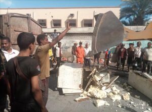 اخبار عدن – بناءً على توجيهات الزهري.. بدء حملة ميدانية لإزالة التعديات وتنظيم شارع الثقافة في خو